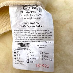 COPY - Snug fleece 100% wool with polyester backing twin mattress topper.
